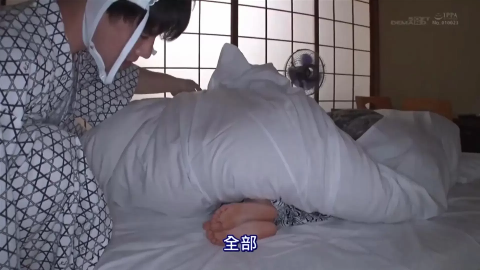 日本-灌醉可爱颜值和服姐姐潜入房间把玩嫩脚tk 3.webp