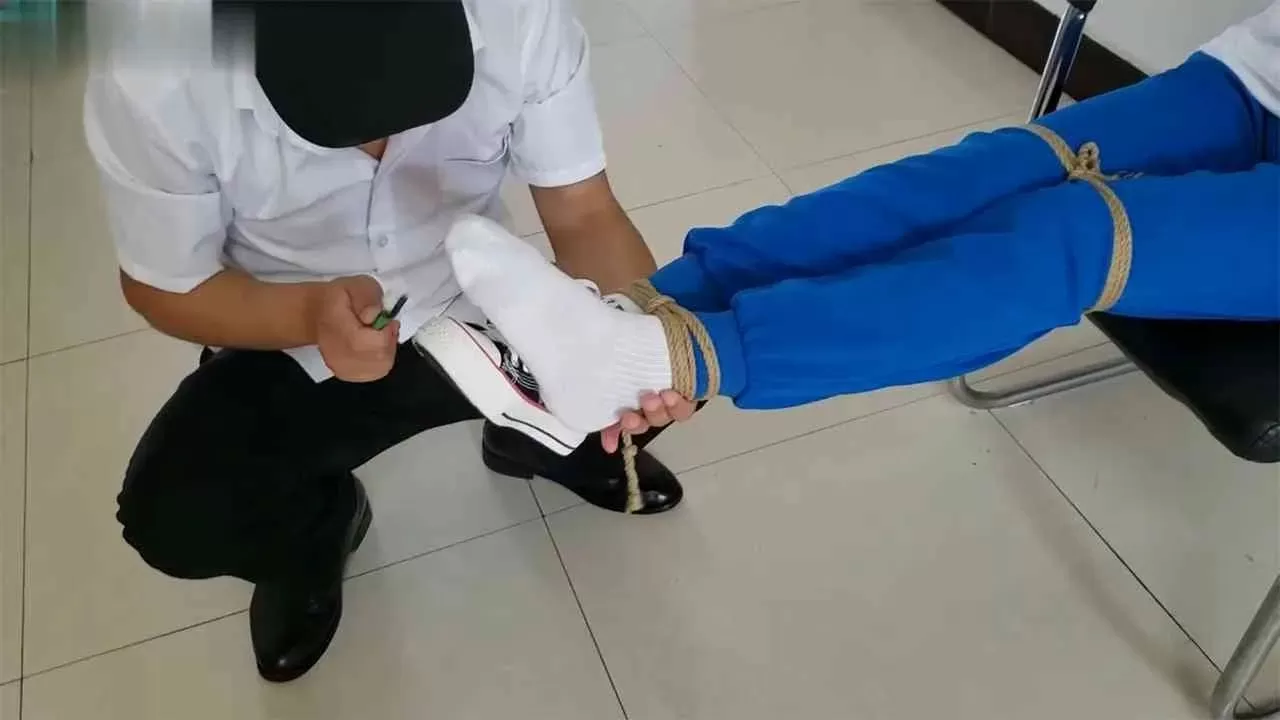 变态TK高中女生脚心 2.webp