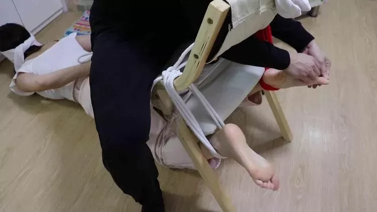 坐在椅子上的嫩脚女友被我强制TK白袜裸足 1.webp