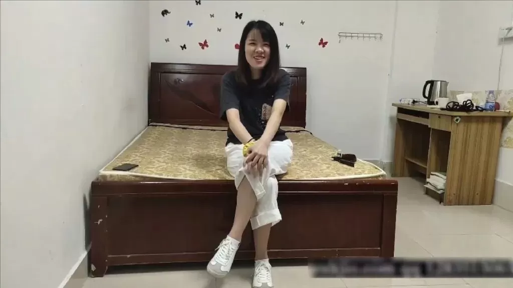 无梦原创-最新敏感嫩脚妹子小那被tk到生无可恋 1.webp