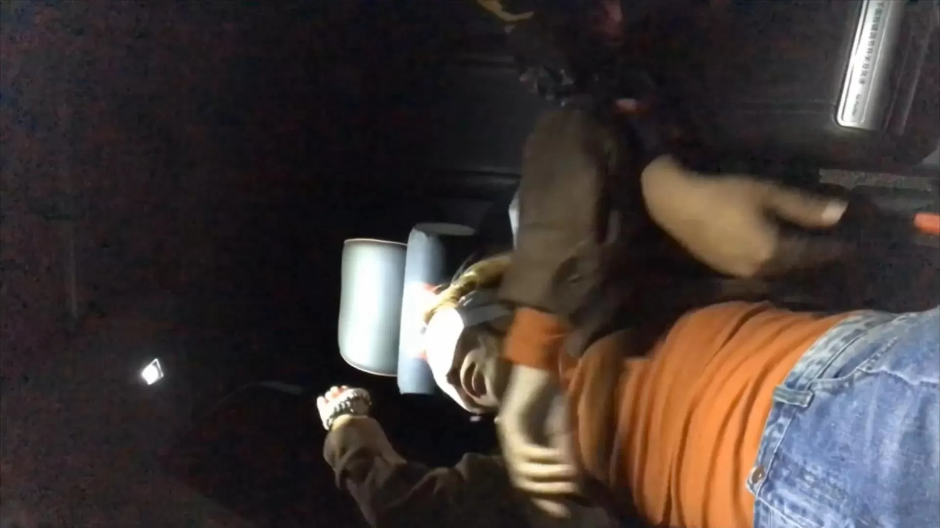 街头真实搭讪单身美女到车上脱袜tk怕痒脚丫 1.webp