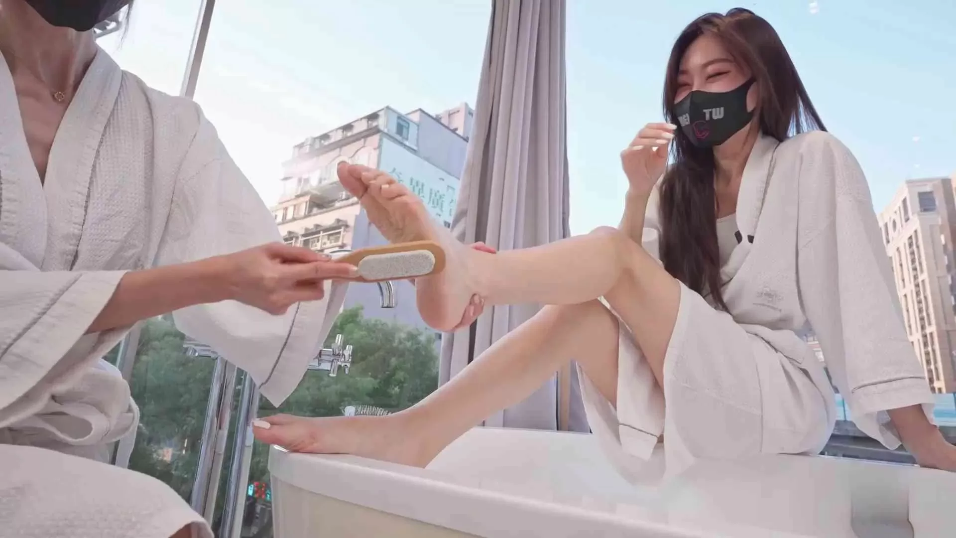 Limerence 女神语葳美足让足疗师把持不住默默TK了起来 1.webp