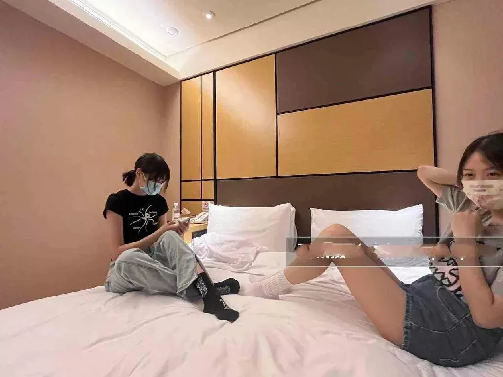 大神约现两个大学生小姐姐酒店狂挠美脚 5.webp