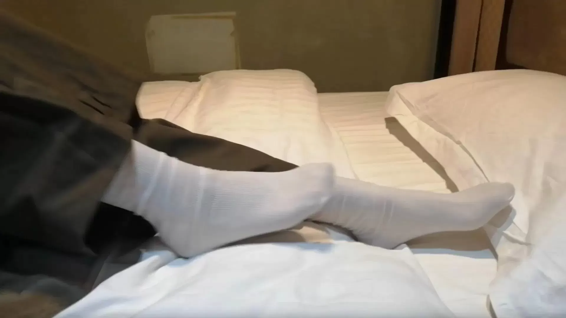 【小卓原创】玩弄学生女S航航的美脚 (上部)  (2).webp