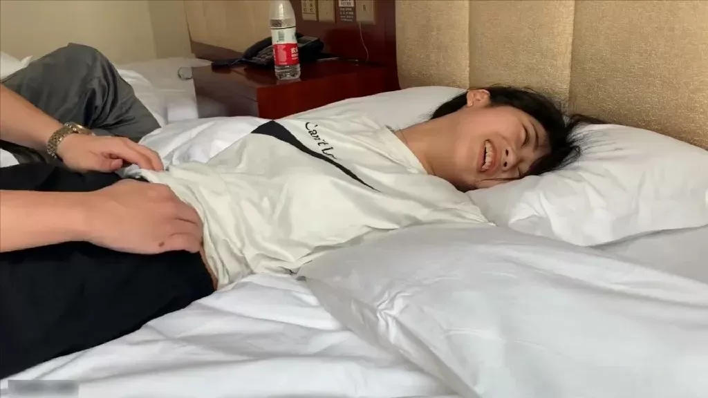 CUT 可爱女孩全身TK嫩脚 不顾形象笑到凌乱 30分钟完整版 (5).webp