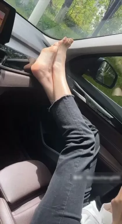 大神车上品玩女生娇嫩美足-套路她脱下鞋子tk她娇嫩的脚丫 (5).webp