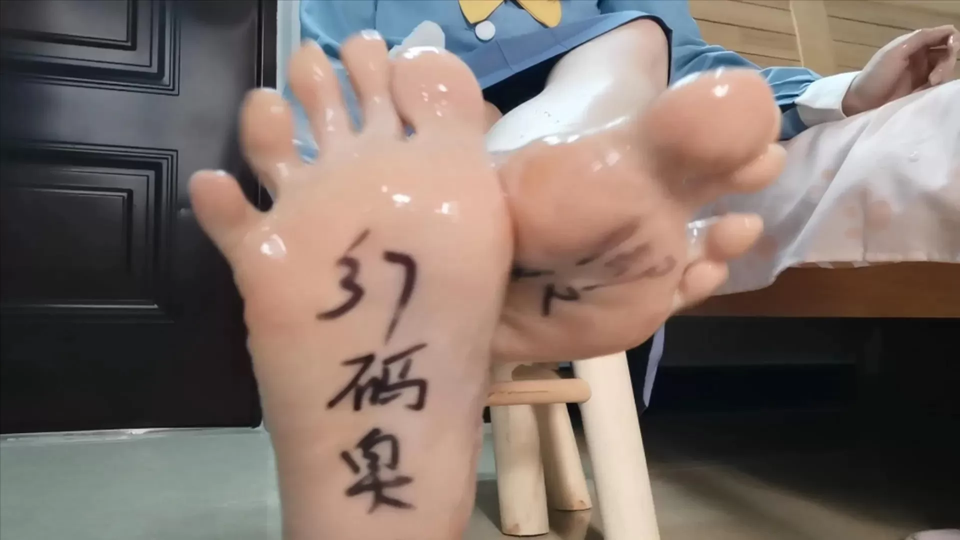 【自购】小琪琪脚心写字玩装满牛奶的气球第二部 (6).webp