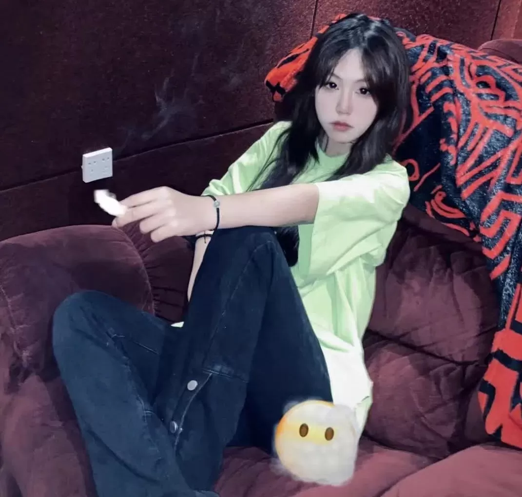 足枷tk高一御姐型美女，脚底抹油30分钟 (1).webp