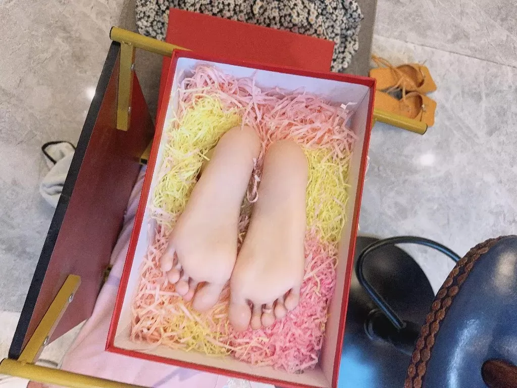 老同学-下班回家 小汗脚被我做成足盒TK (10).webp