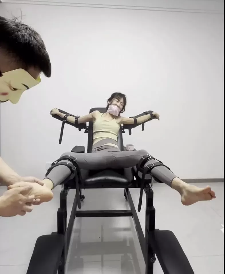 绑在检查床上 被肆 分开所有脚趾长时间挠脚心 (2).webp