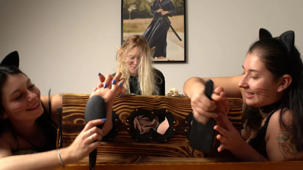 LovelyLaughTickling – Troubles in Middle Earth Part 2 玛丽被锁在足枷里拷问_2_1.webp