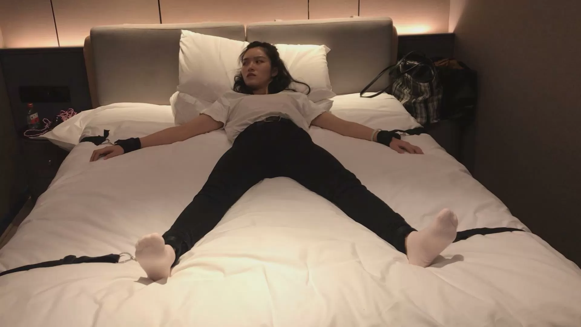 【重磅精品】三条-PP原创-微剧情-招来三个学妹挠棉袜嫩脚丫 纯tk高清推荐.mp4_2025121.webp