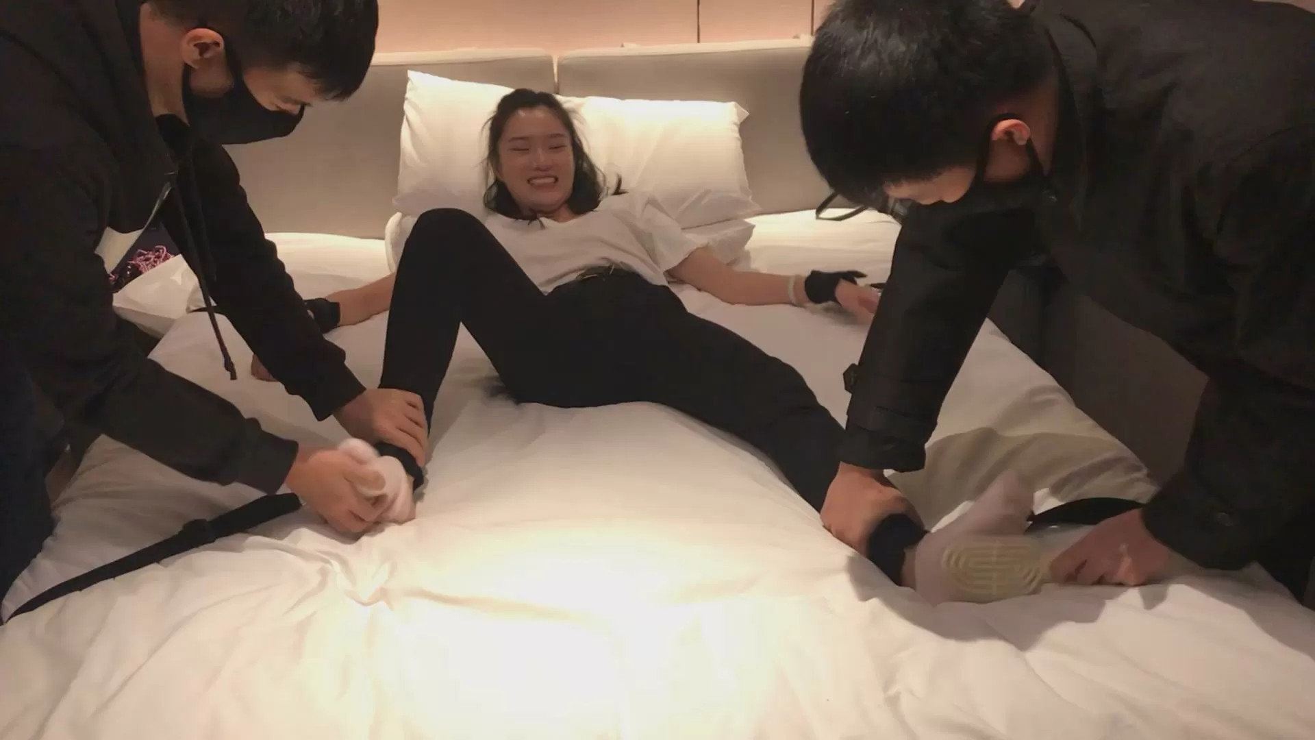 【重磅精品】三条-PP原创-微剧情-招来三个学妹挠棉袜嫩脚丫 纯tk高清推荐.mp4_2025121.webp