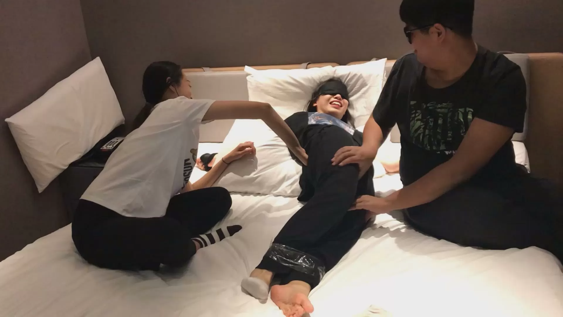 【重磅精品】三条-PP原创-微剧情-招来三个学妹挠棉袜嫩脚丫 纯tk高清推荐.mp4_2025121.webp