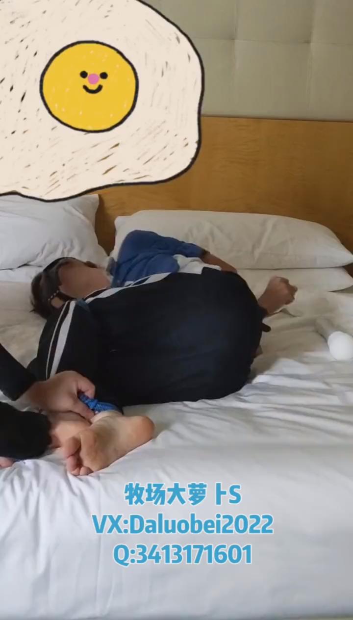 反绑小男生，狂刷大脚板.MP4_20260303_121719818.jpg