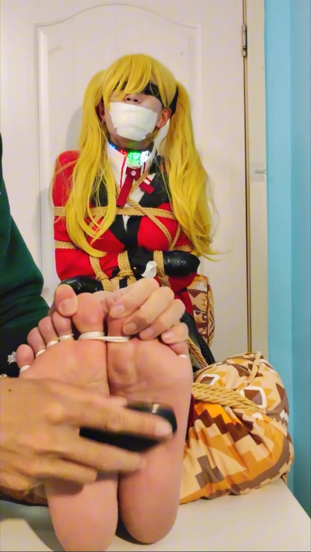 下雪的花-伪娘 海绵胶带封嘴束缚脚趾挠痒刑罚.mp4_20260303_182513382.jpg