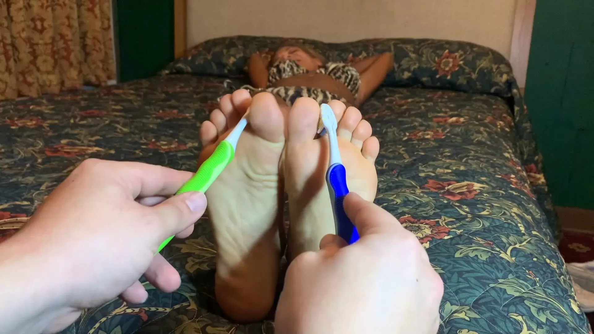 TheDevilsFootstool – Suki’s Bikini Tickle.mp4_snapshot_03.45.225.webp