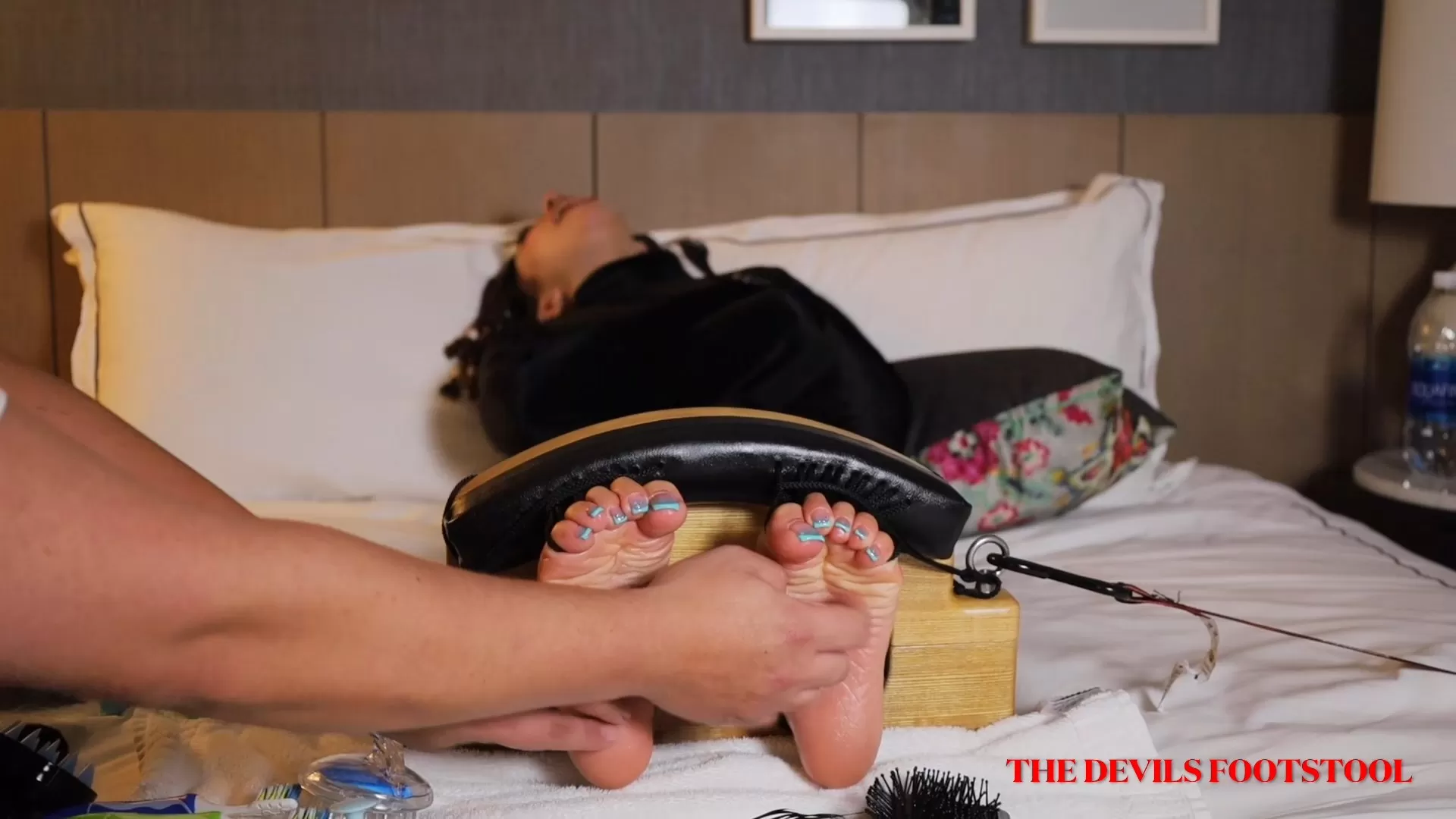 TheDevilsFootstool – Mistress Michi Toe-Tied and Tickled.mp4_snapshot_13.53.333.webp