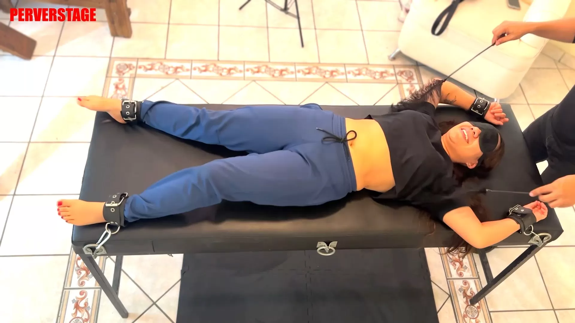 Perverstage – Aura writhing with laughter.mp4_snapshot_00.59.441.webp