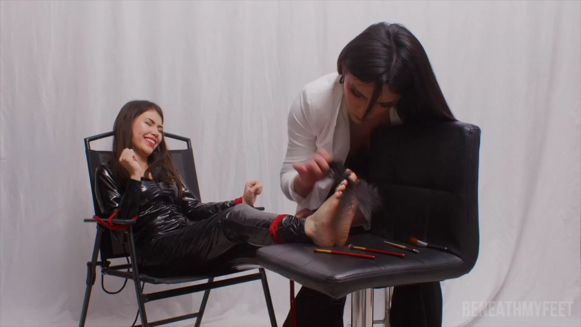 BeneathMyFeet – Jane’s foot tickling conditioning.mp4_snapshot_35.25.000.webp