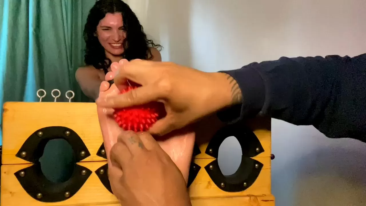 TheBKTickler – Bella And The Foot Stocks.mp4_snapshot_08.37.000.webp