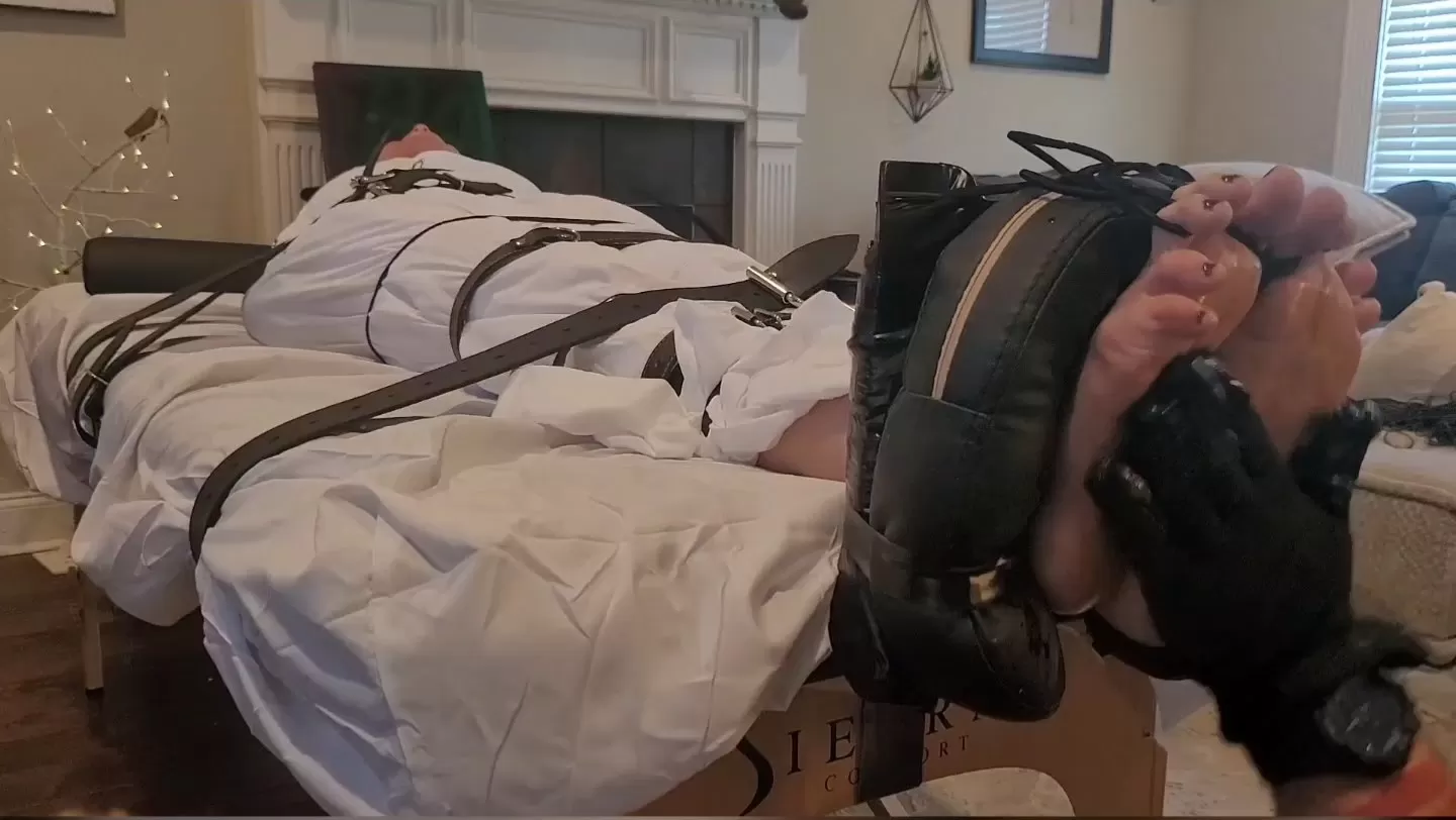 Fettish – Bella Luxx on the Tickle Table.mp4_snapshot_06.37.000.webp