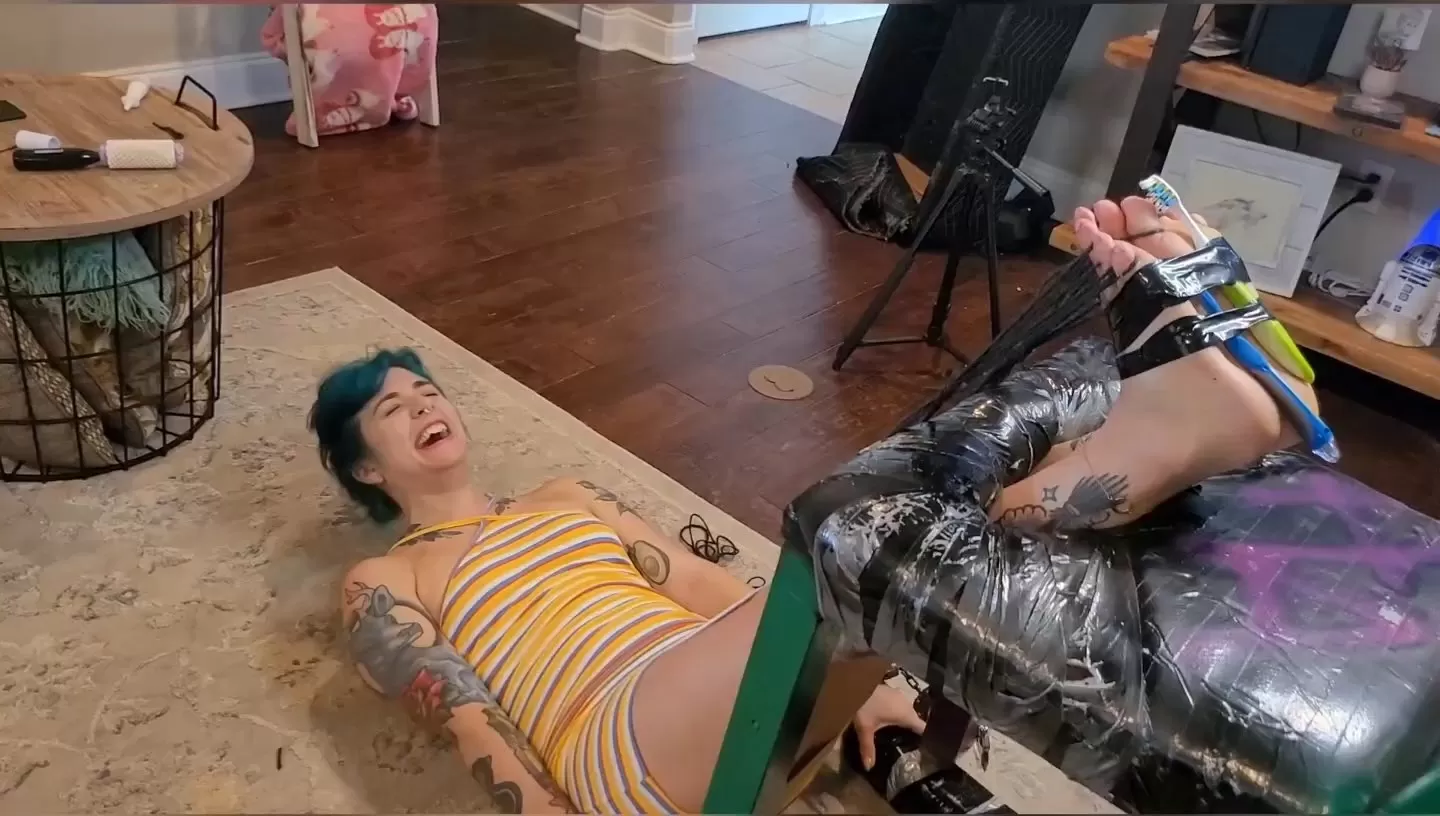 Fettish – Jokers Throne – Mia Hope.mp4_snapshot_16.42.000.webp