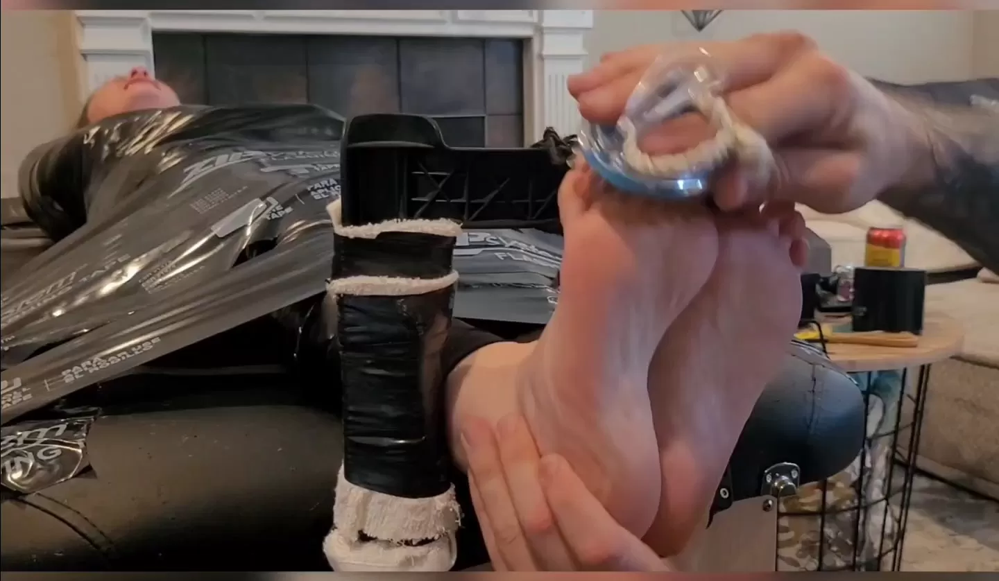 Fettish – Tickle Dice pt 3.mp4_snapshot_04.48.000.webp