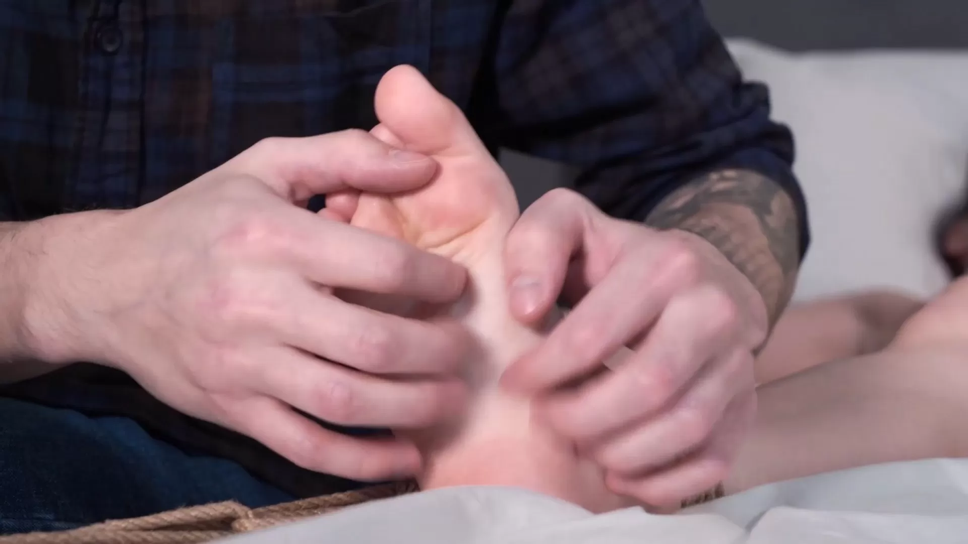 Bondagio – Sexy Delivery Girl Agreed To Be My Tickle Toy!.mp4_snapshot_09.40.000.webp