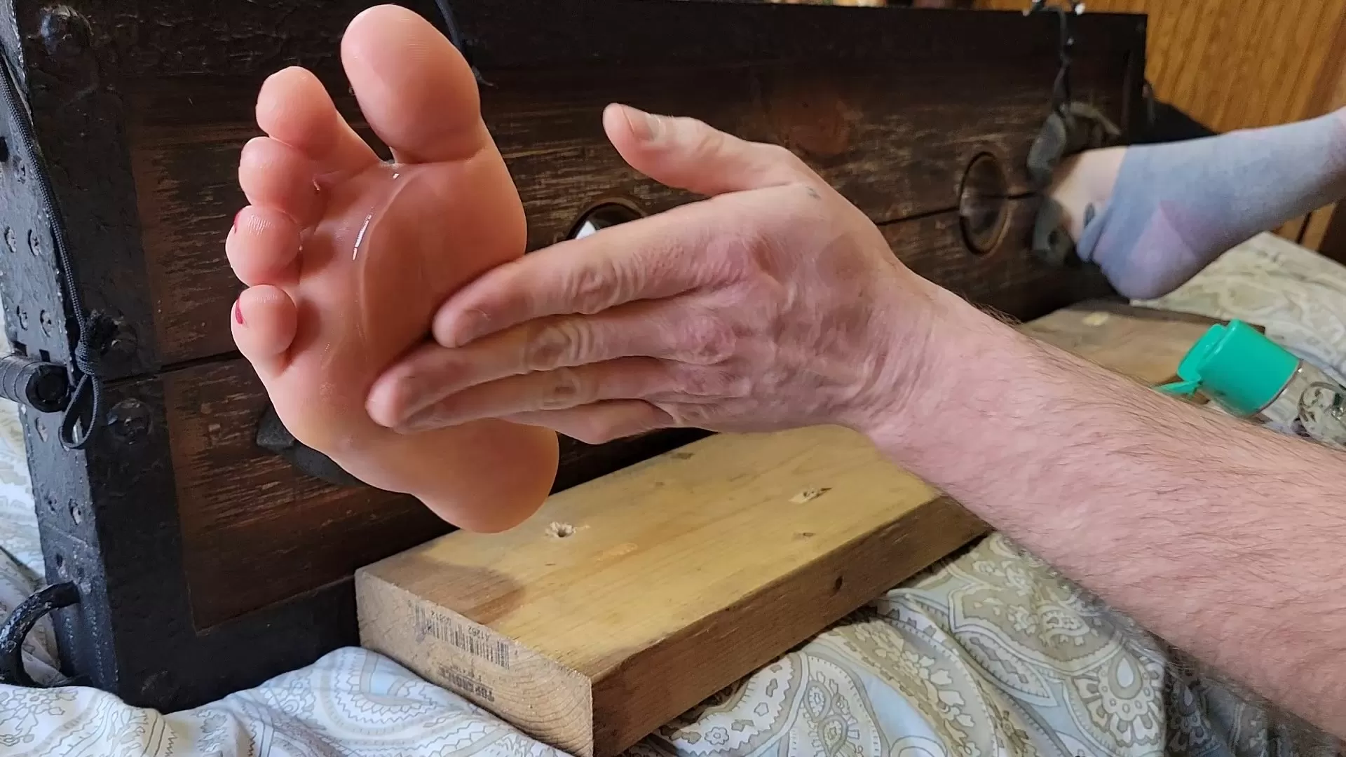 CallieSmith25Tickling – Callie Smith bafefoot oiled tickling.mp4_snapshot_00.16.766.webp