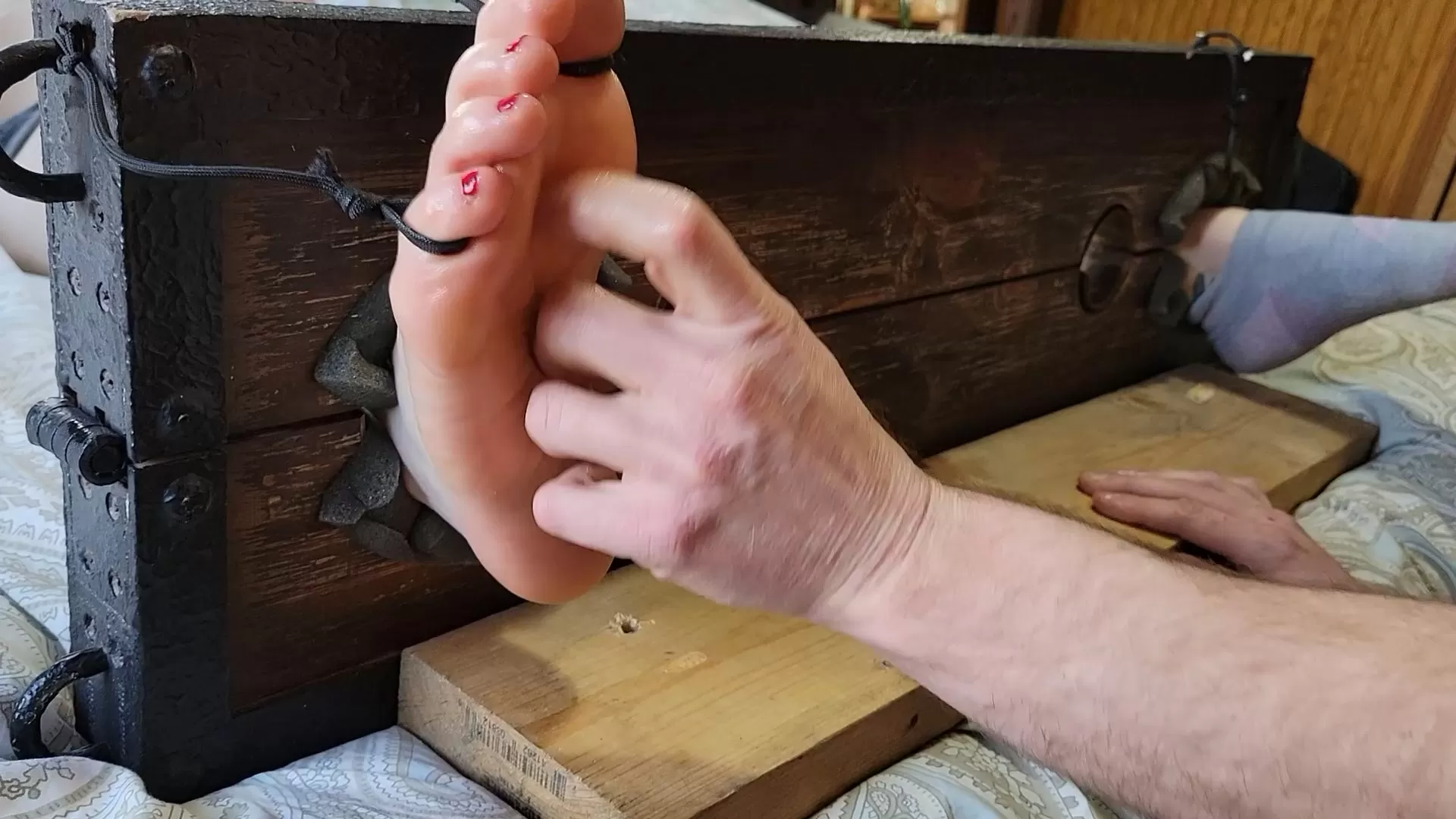 CallieSmith25Tickling – Callie Smith bafefoot oiled tickling.mp4_snapshot_01.45.205.webp