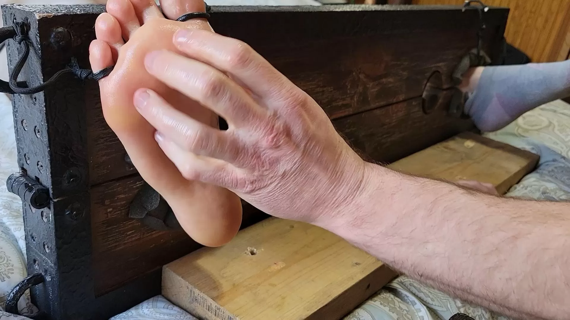 CallieSmith25Tickling – Callie Smith bafefoot oiled tickling.mp4_snapshot_02.35.638.webp