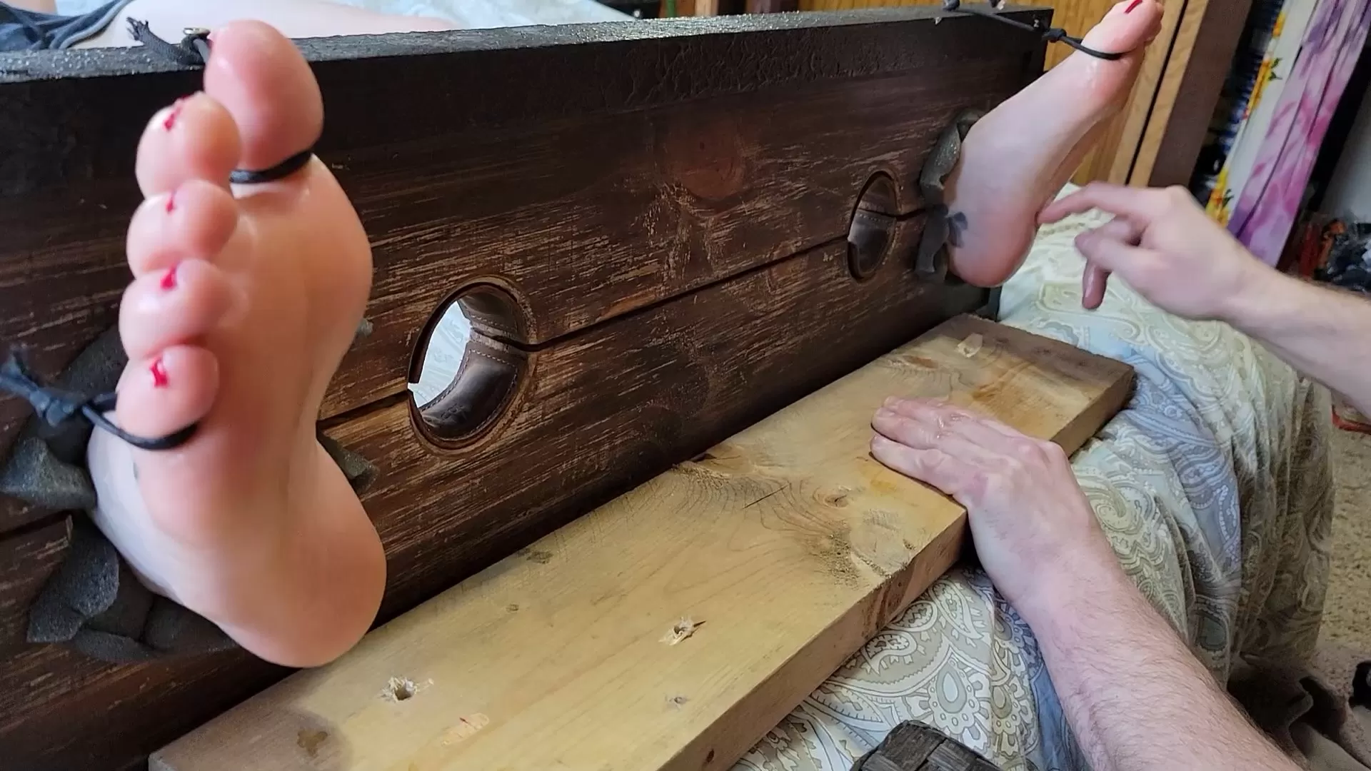 CallieSmith25Tickling – Callie Smith bafefoot oiled tickling.mp4_snapshot_04.58.665.webp