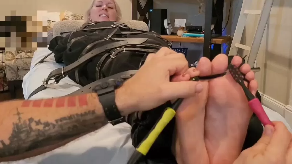 Fettish – The Tickle Table – Sydney Paige (tools only).mp4_snapshot_07.31.000~1.webp