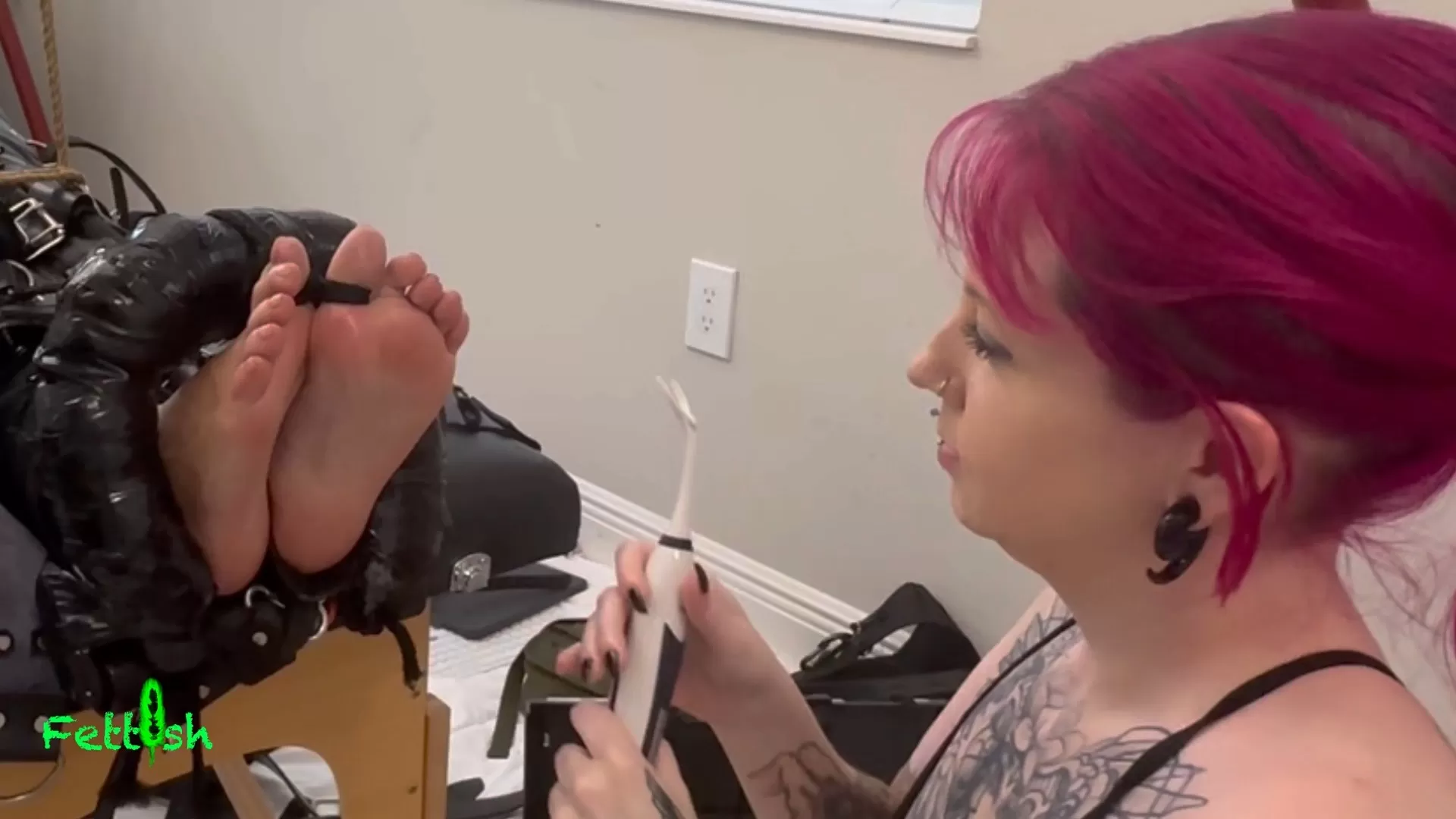 Fettish – The Tickle Table – Lady Lazarus and Lil Mizz Unique.mp4_snapshot_13..webp