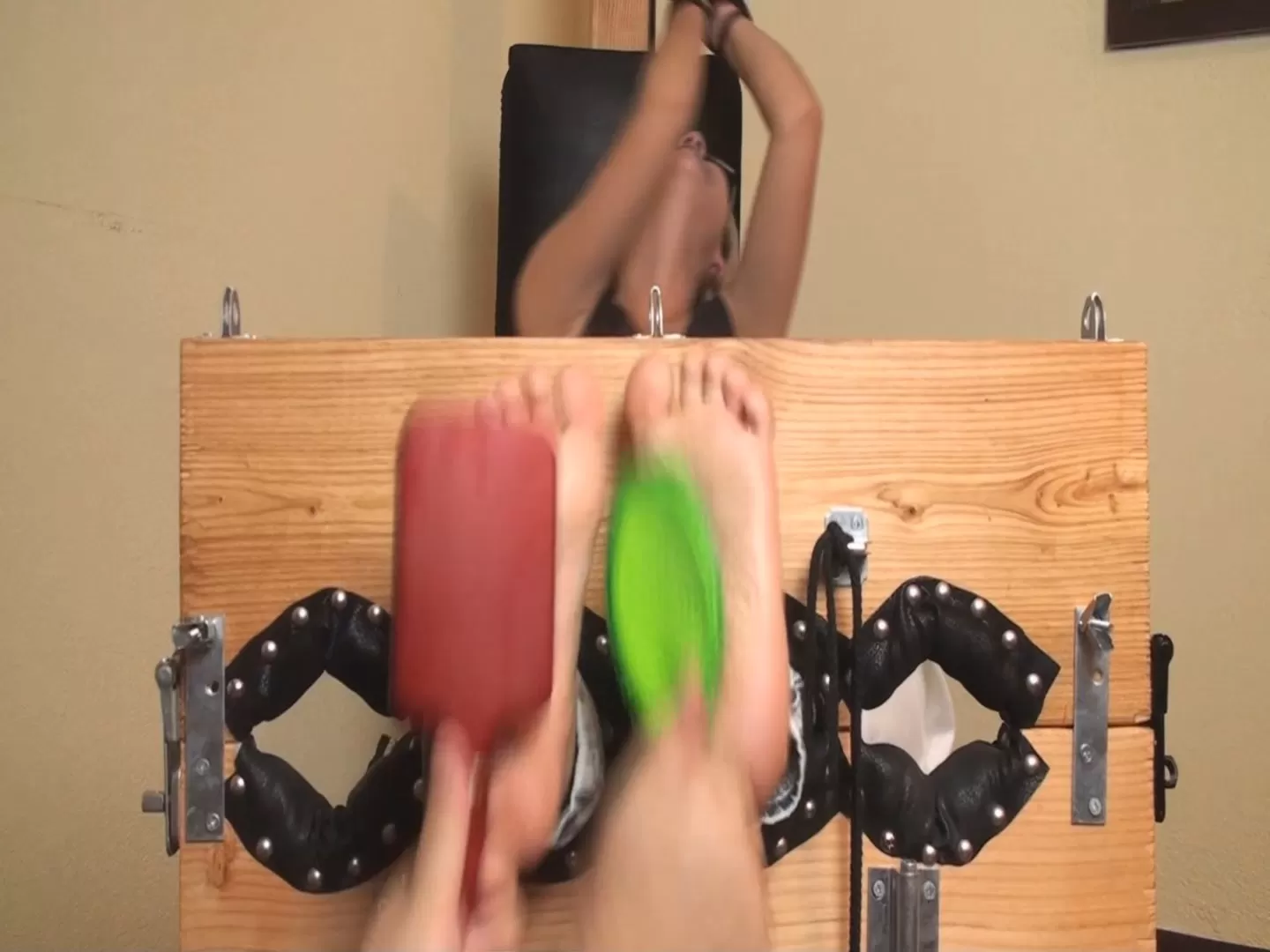 TheTickleRoom - Lizettes Audition Tickling Tiny Wrinkled Soles.mp4_snapshot_09.35.575.webp