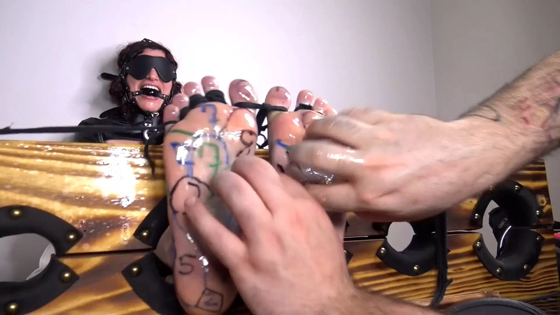 TheTickleRoom – Bella Luxxs in “20 Minutes in Hell!”.mp4_snapshot_05.51.184.webp