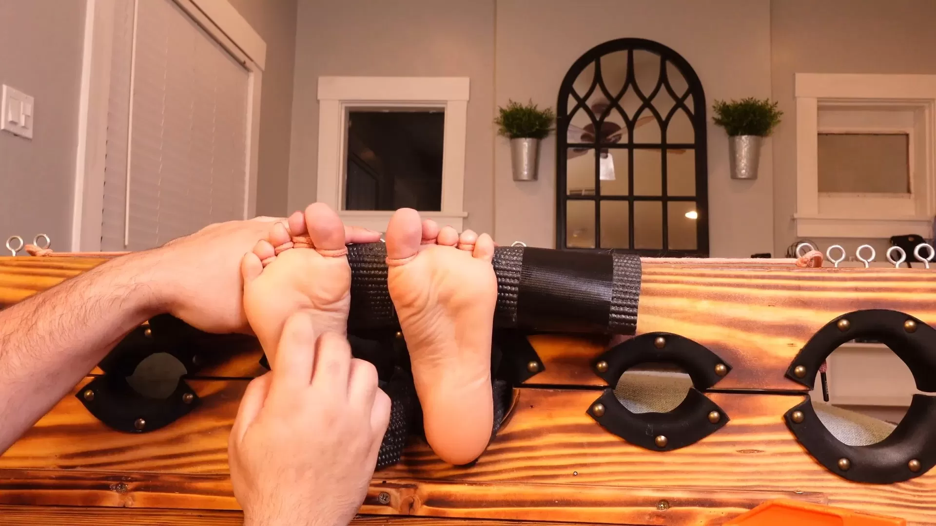 TheTickleRoom – Veronicas Hysterical Crying Foot Tickle.mp4_snapshot_01.38.498.webp