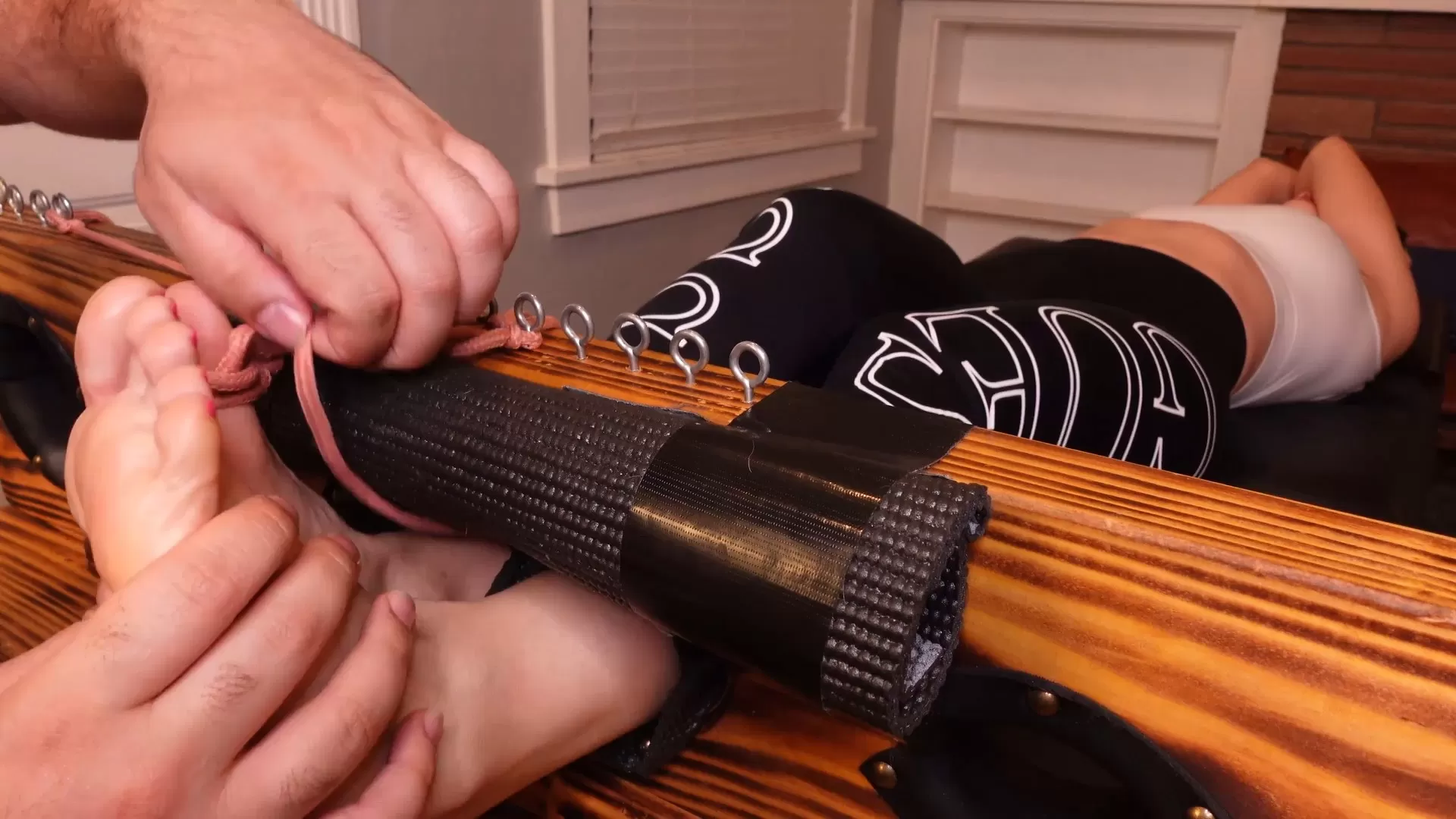 TheTickleRoom – Veronicas Laid Flat Crying!.mp4_snapshot_08.50.997.webp