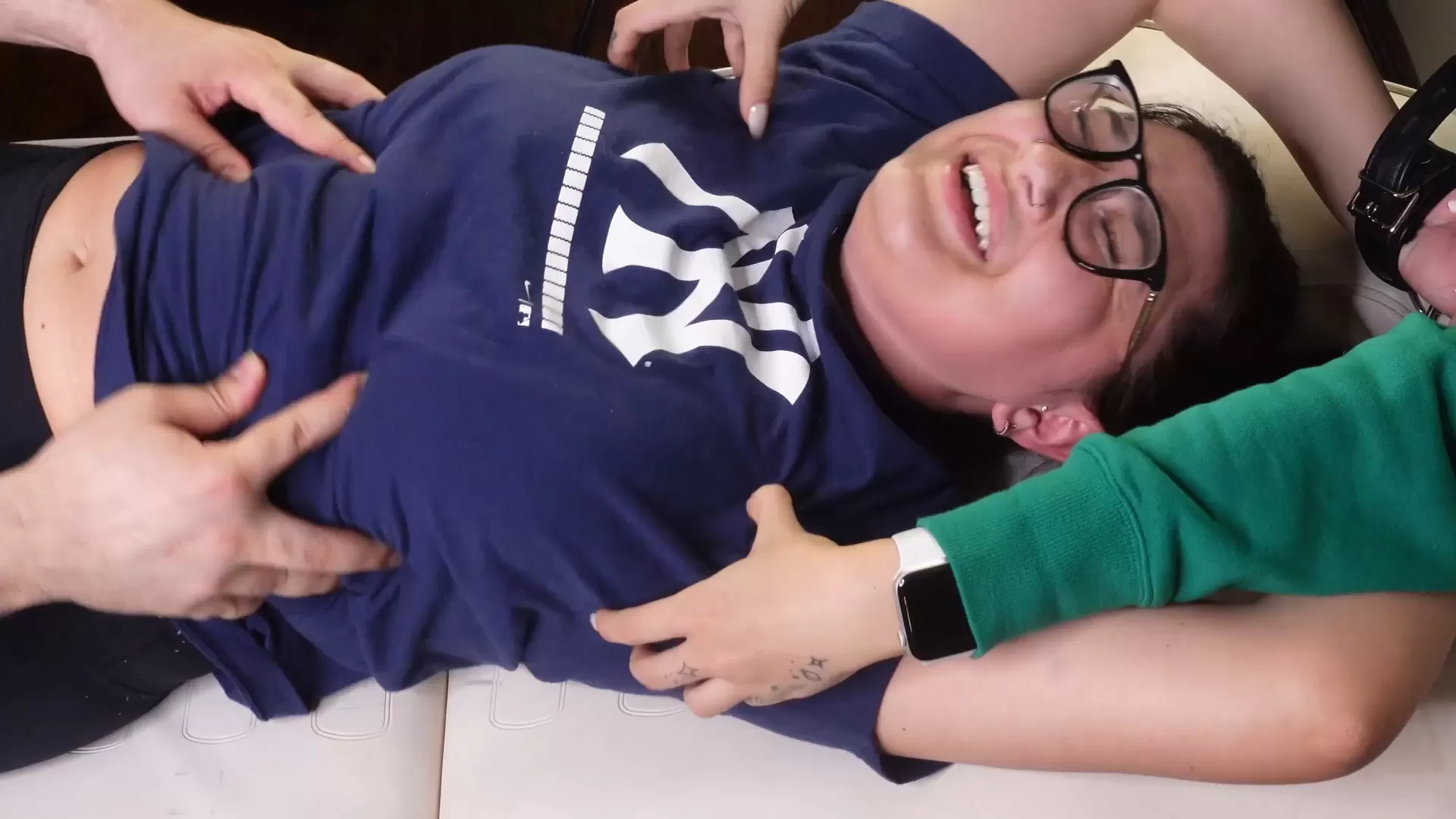 TheTickleRoom – Abbies Shy Upperbody Hysterics!.mp4_snapshot_05.59.092.webp