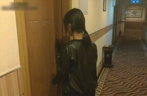 南方软妹的旅馆不眠之夜，脱鞋晾脚后被捆缚在床上挠痒