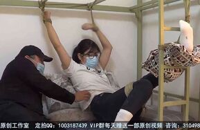 【新月原创】【玉箫】同好定拍 牛仔裤白袜女孩固定在床上全身TK 想不到这家伙怕痒到这种程度