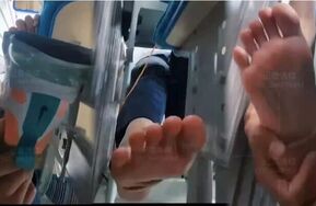 课堂把玩后排女生狱卒，圆珠笔牙刷挠脚心