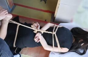 《工地遇险》设计师小柔驷马被绑水泥地 浑身脏兮兮 歹徒玩弄脚心 抽打 绝望的哭喊