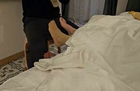 真实开发的淘宝模特，捆在民宿床上瘙痒她脚心！