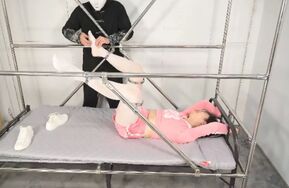 沐小雨试躺刚出炉的为所欲为刑床--白丝、运动鞋捂脸、TK