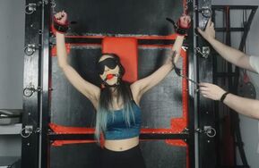 【在线播】Standing Tickle Punishment-Jezebel Lee in the Dungeon