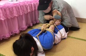 【水灵】校服女学生 超紧直臂驷马 脱袜子绑脚趾 挠这个相当怕痒的大白脚（在线播）