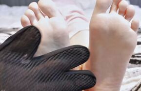 愿赌服输还是好女孩，裸足TK，嫩嫩的脚白里透红，撸猫手套