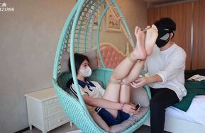 雪白小玉足吊起来戴上脚趾铐tk玉足